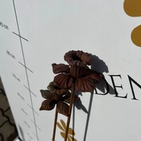 Narcisa din metal ruginit este o decorațiune rustică pentru grădină. 