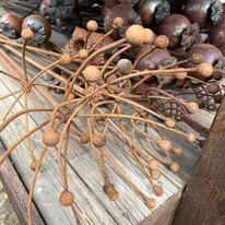 Decor de grădină din metal în formă de mărar.