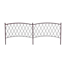 Bordura Classic Metal Border într-un strat de flori. 