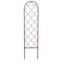 Classic Metal Trellis panou decorativ din metal 120 cm într-o grădină. 