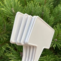Etichetă albă din plastic pentru identificarea plantelor.