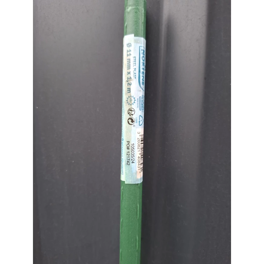 STEEL PLAST Tutor din oțel cu înveliș din plastic în pepiniera noastră. 