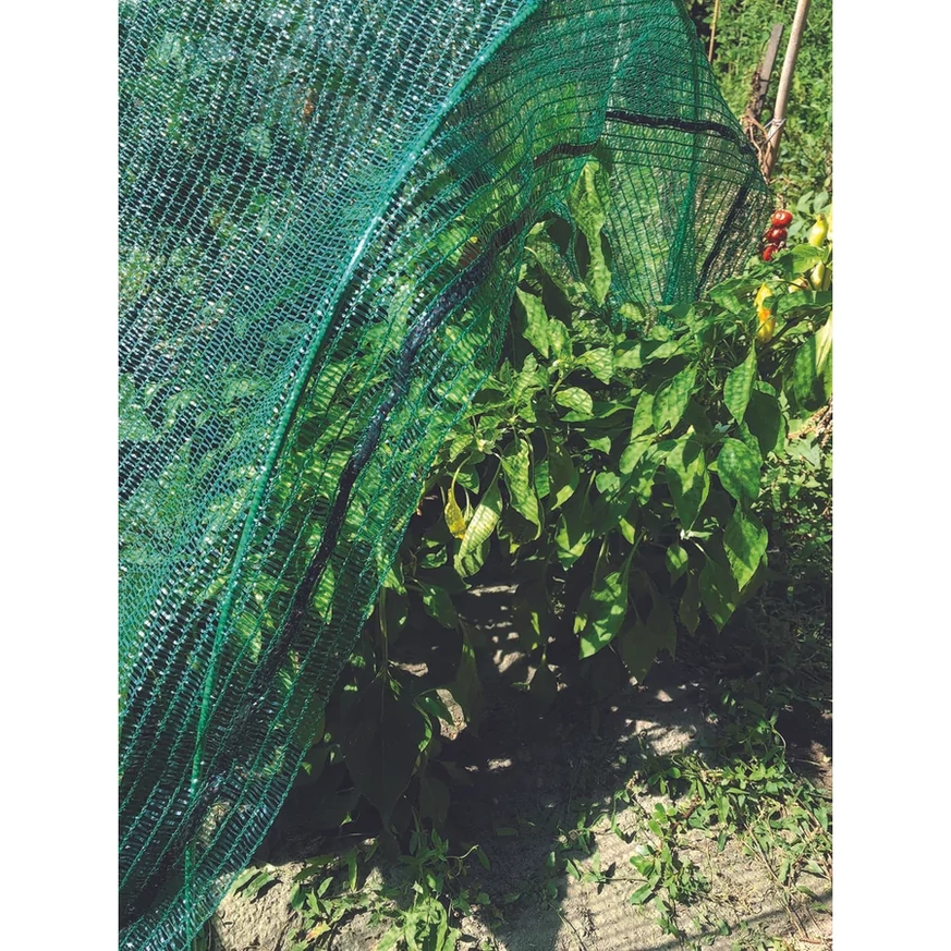 SUN NET - Plasă raschel pentru umbrire într-o grădină. 