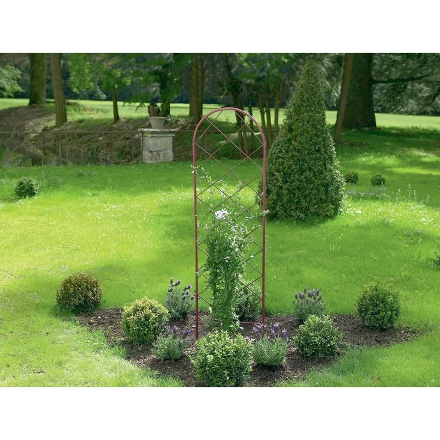 Classic Metal Trellis panou decorativ din metal 120 cm într-o grădină. 