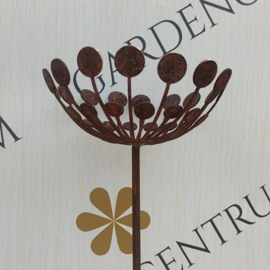 Decorațiune din metal ruginit, în oferta Gardencentrum.net. 