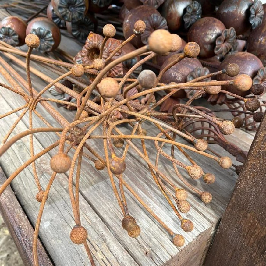 Decor de grădină din metal în formă de mărar.