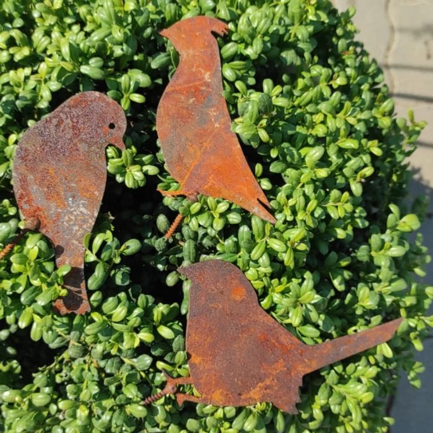 Set de 3 decorațiuni din metal cu siluete de păsări.