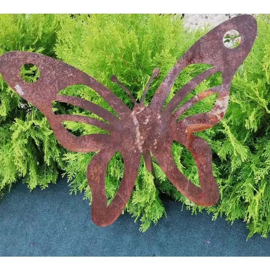 Ornament de grădină din metal, în formă de fluture de mari dimensiuni, disponibil în pepiniera noastră.