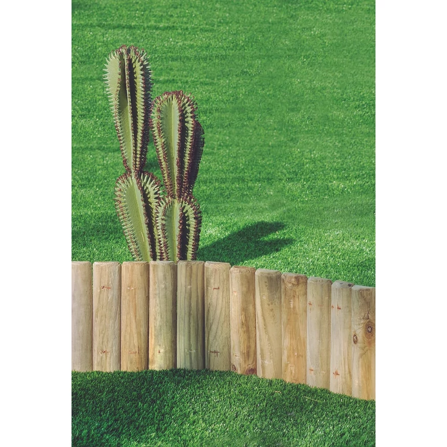 TALOS ROLL bordură din lemn tip buștean 30 x 150 x 5 cm, într-o grădină. 