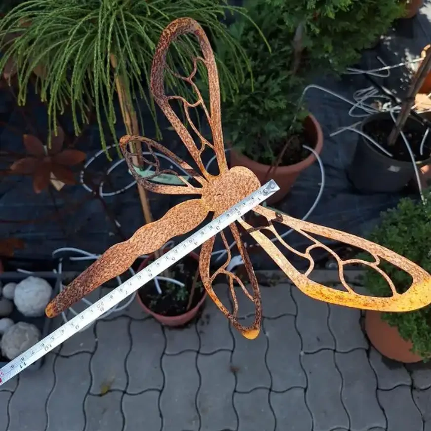 Lungimea decorațiunii în formă de libelulă este de 25 cm.